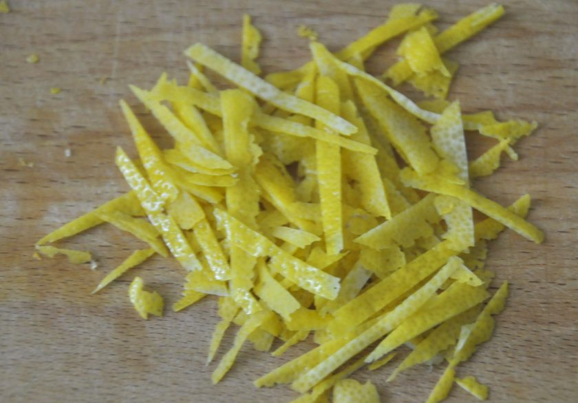 1. Этап. Персик Мельба: Заранее приготовьте цукаты из лимонной цедры, для этого очень тонко срежьте желтую часть лимонной корочки, нарежьте мелкой соломкой.