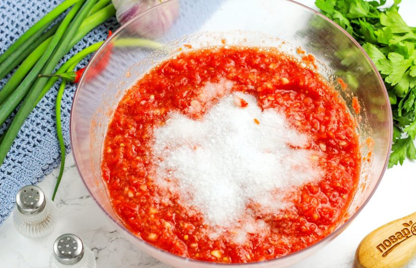 1. Этап. Бродячая аджика: Всыпьте соль и перемешайте. По желанию можно добавить и 1 ч.л. сахара — аджика быстрее 