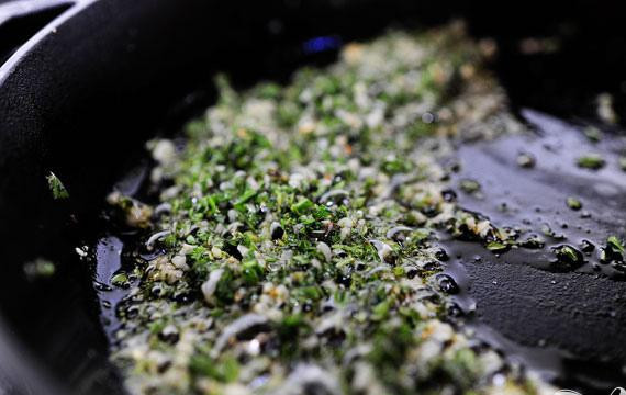 1. Этап. Итальянский куриный суп: 3. Очистить консервированные помидоры. Нагреть среднюю сковороду на сильном огне. Добавить оливковое масло и орегано и выключить огонь, перемешав.