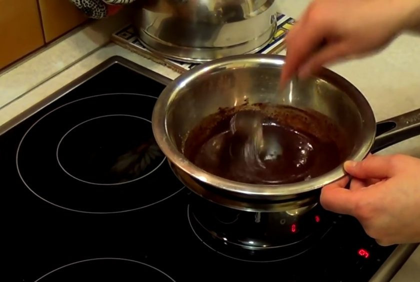 1. Этап. Торт Слеза слона: 5. Жирную сметану взбейте миксером с сахарной пудрой. Для помадки смешайте сахар, какао, крахмал. Добавьте сливки, воду и хорошо перемешайте. Поставьте на водяную баню и варите до полного растворения сахара.