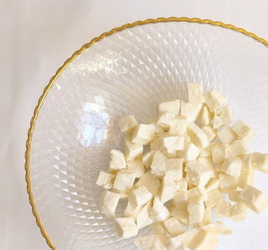 1. Этап. Салат с моцареллой, манго и руколой: Моцареллу нарезать кубиками, выложить в блюдо, в котором будете подавать салат.