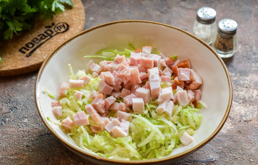 1. Этап. Оладьи из кабачков с беконом: Бекон нарежьте небольшими кубиками и добавьте в кабачки.