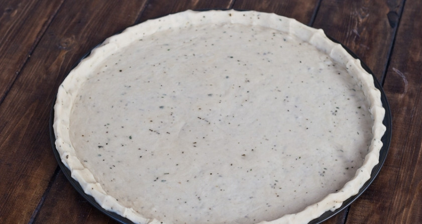 1. Этап. Пицца гавайская с ананасами: Готовое тесто раскатайте (теста мне хватает на две пиццы) и выложите в форму, сделав бортики.