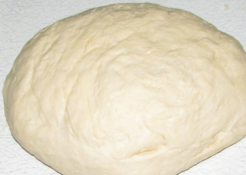 1. Этап. Беляши с мясом на сковороде: Тесто наше поднялось, его мы обминаем. Присыпаем мукой, вымешиваем хорошенько. Тесто не должно прилипать к рукам.