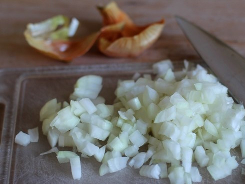 1. Этап. Каша из полбы в мультиварке: Лук почистите и мелко нашинкуйте. Обжарьте его в масле до прозрачности.