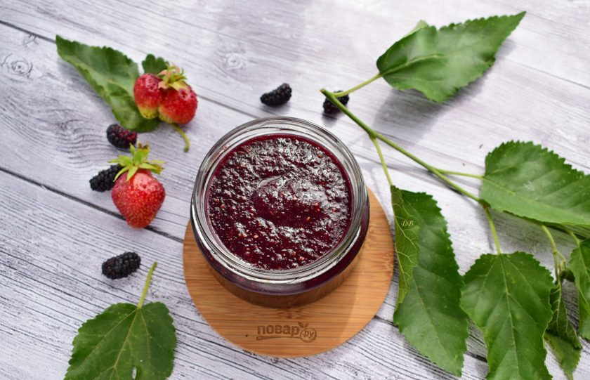 1. Этап. Варенье из шелковицы и клубники: 3. Разложите горячее варенье по стерилизованным банкам, закатайте крышками. Остудите и храните в прохладном месте!