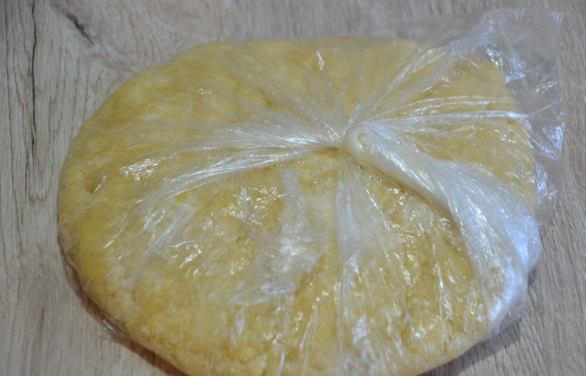 1. Этап. Бретонский яблочный пирог: Соберите песочное тесто в комок, сделайте лепешку, поместите в холодильник на то время, пока занимаетесь приготовлением начинки.