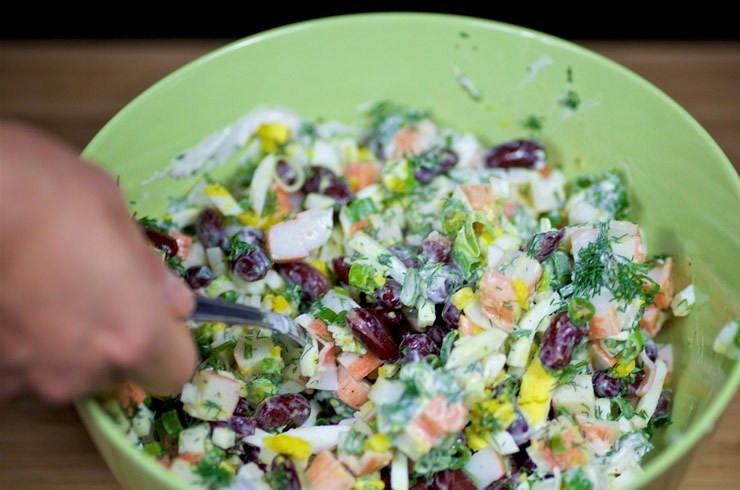 1. Этап. Крабовый салат с красной фасолью: 6. Приправьте салат майонезом, солью и перцем по вкусу.