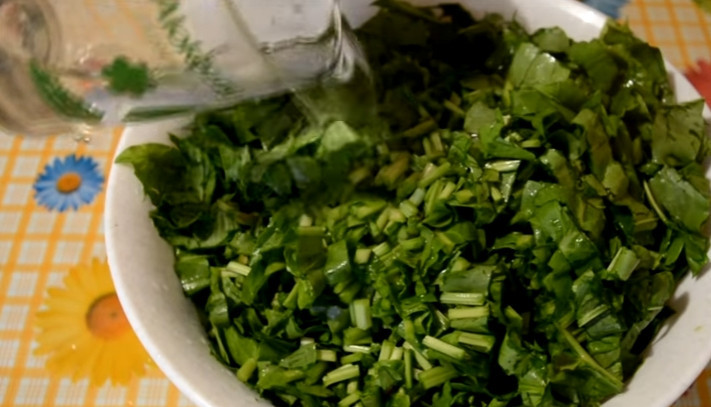 1. Этап. Щавель на зиму в микроволновке: 2. Перекладываем зелень в большую миску, заливаем стаканом горячей воды, а затем отправляем в микроволновую печь на 4 минуты.