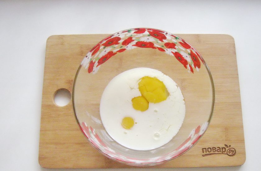 1. Этап. Омлет с овощами в духовке: Влейте молоко и посолите. Хорошо перемешайте яйца с молоком и солью.