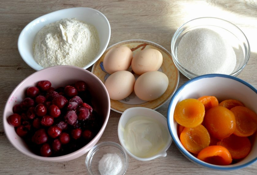 1. Этап. Шарлотка с абрикосами и вишней: Подготовьте ингредиенты.