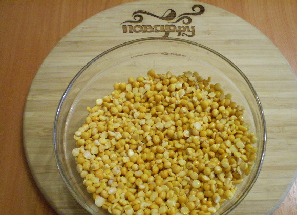 1. Этап. Гороховый суп-пюре с гренками: Тщательно перебираем и моем до чистой воды горох.