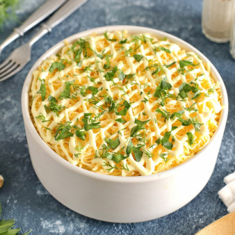 Слоеный салат с окорочком