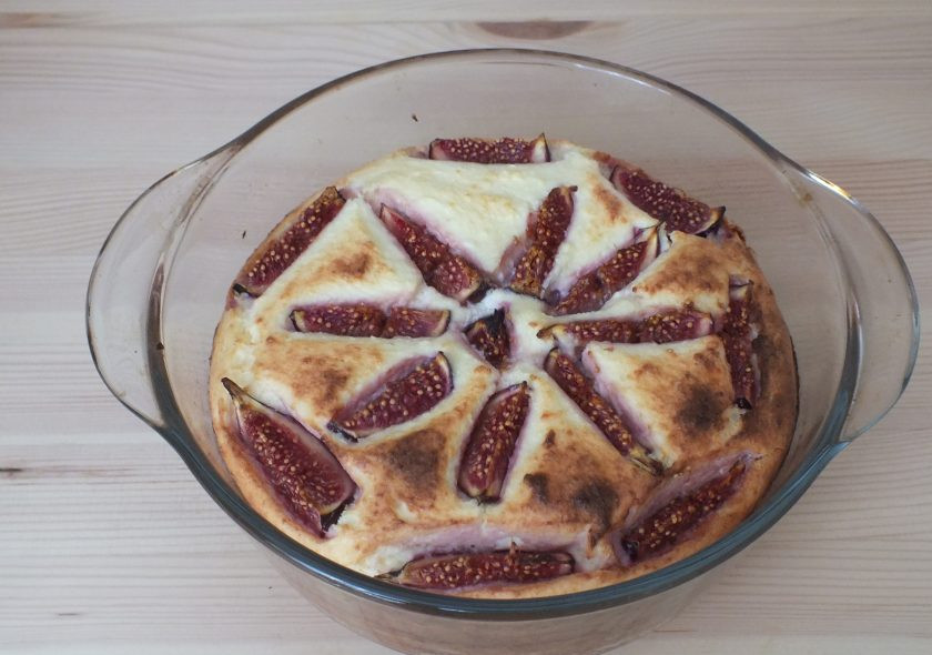 1. Этап. Творожная запеканка с инжиром: Готовую запеканку достаньте из духовки и слегка охладите.