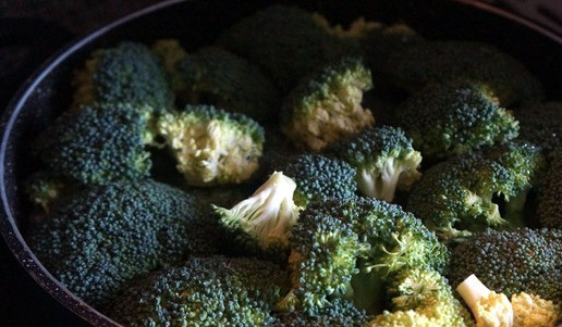 1. Этап. Зимний овощной суп с говядиной: Брокколи предварительно разморозить в упаковке, разобрать на соцветия или порезать – на ваше усмотрение.