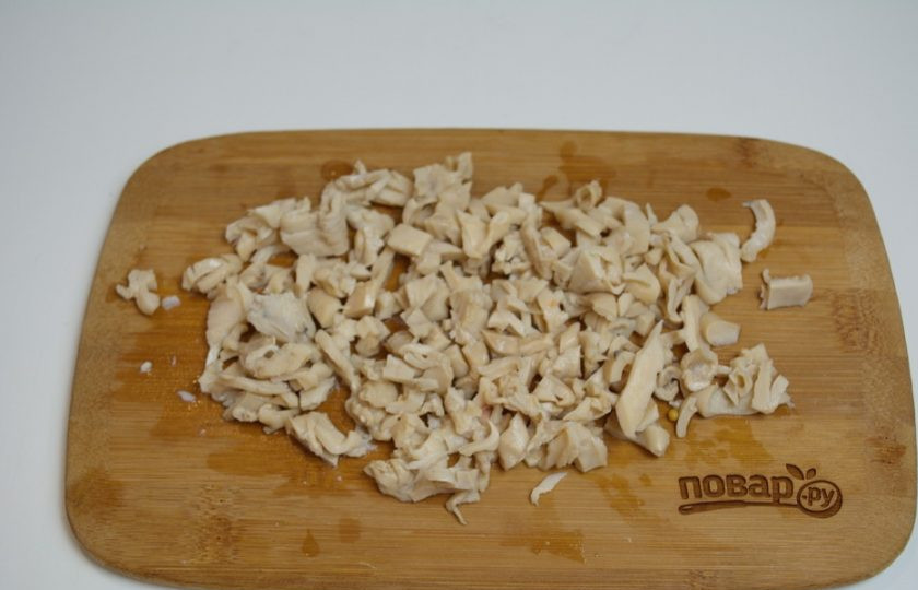 1. Этап. Салат 8 Марта с кальмарами: Для приготовления салата я использую отварной кальмар. Кальмар можно приготовить в домашних условиях. Нарежьте его на небольшие кусочки.