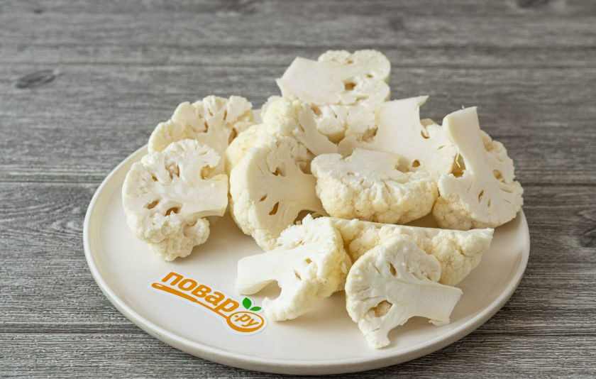 1. Этап. Цветная капуста для похудения: Цветную капусту помойте, разделите на крупные соцветия и разрежьте их на 2-4 части.