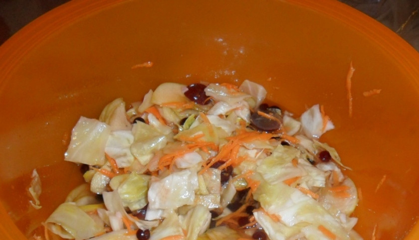 1. Этап. Салат Провансаль: Приготовьте маринад. Чеснок нарежьте. Смешайте его с сахаром, маслом, водой, солью и уксусом. Доведите маринад до кипения, а потом проварите 2 минуты. Влейте маринад к салату.