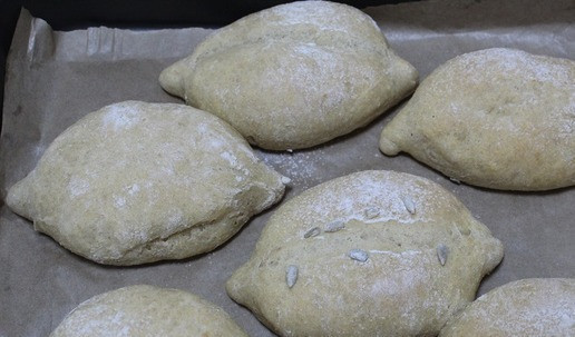 1. Этап. Булочки с кукурузной полентой: Выложить на противень застеленный пергаментом, накрыть и дать подойти 15 минут.