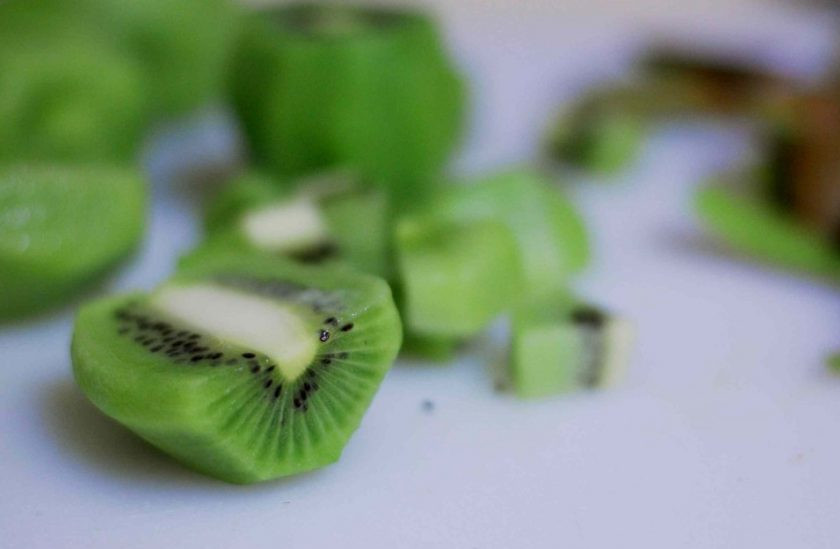 1. Этап. Мороженое с киви: 1. Для начала почистите и мелко нарежьте киви.