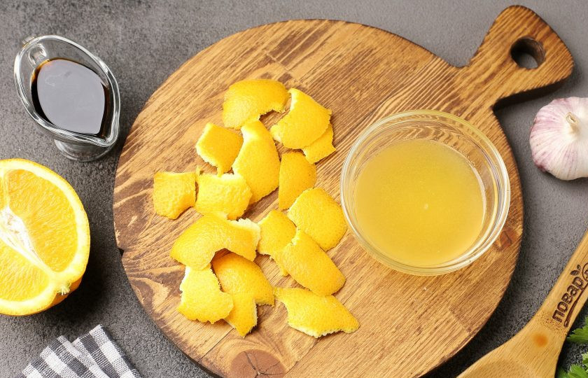 1. Этап. Куриные крылышки Взмах крыла: Апельсин промойте, снимите ножом цедру, а сок отожмите.