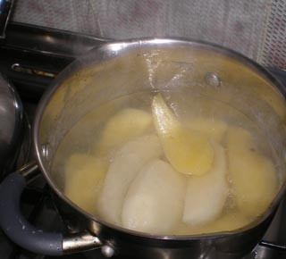 1. Этап. Суп-пюре из опят: 6. Когда сварится картофель, достаем его и кладем в блендер. Воду не выливаем, она нам пригодится позже. Если Вы использовали лавровый лист, то теперь следует его удалить.