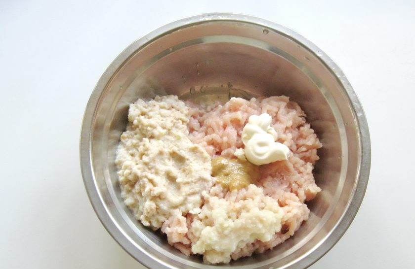 1. Этап. Куриные котлеты с горчицей: Курное филе, очищенные лук и чеснок помойте. Белый хлеб или батон залейте кипяченой водой, через пять минут отожмите от воды. Пропустите через мясорубку филе, лук, чеснок и батон. Добавьте майонез и горчицу.