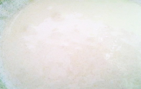 1. Этап. Летний тирамису с клубникой: 2. Используя электрический миксер, перемешайте сначала желтки с сахаром, затем добавьте маскарпоне и взбейте вместе.