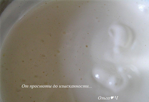 1. Этап. Торт Малиновая роскошь: Сразу снимите кастрюльку с огня, перелейте содержимое в миску для взбивания или кухонный комбайн и взбивайте на максимальной скорости, до образования пушистой консистенции, т. е когда струйка, стекающая с венчика, оставляет след на поверхности массы.