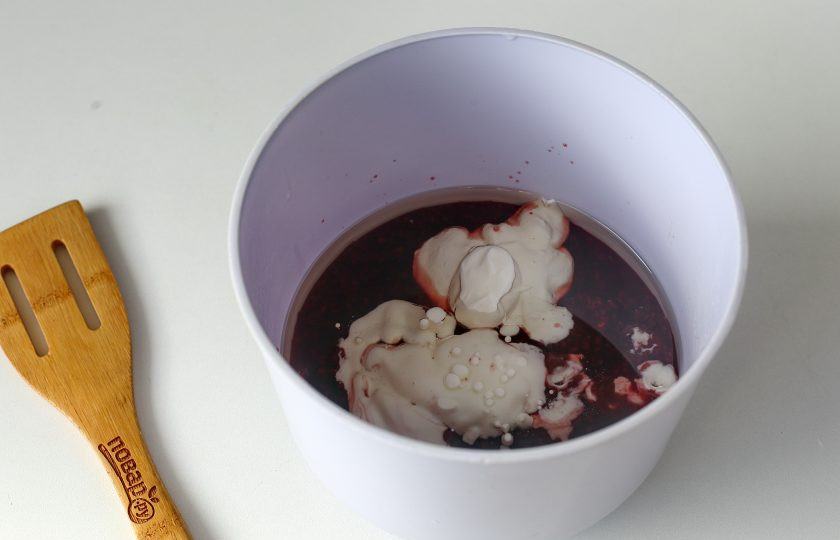 1. Этап. Пирог из стакана варенья: Добавьте масло, кефир и сметану.