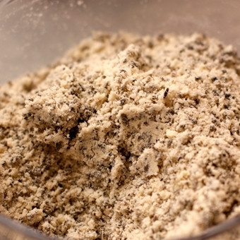 1. Этап. Пирог с разноцветным перцем: Затем добавляем в смесь маслины, еще раз измельчаем все до консистенции крошки.