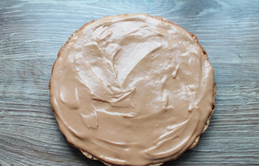 1. Этап. Торт Вриндаван: Частью крема смажьте нижнюю часть коржа.