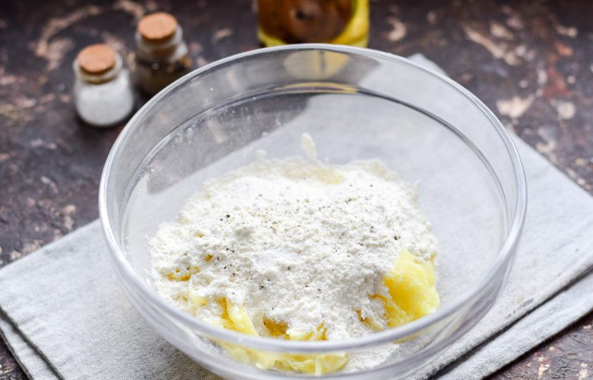 1. Этап. Колдуны из картофеля и мясного фарша: Всыпьте в емкость пшеничную муку, соль и перец по вкусу.