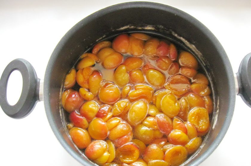 1. Этап. Абрикосовое варенье с ванилью: Снимите пену и выключайте. Дайте варенью постоять несколько часов.