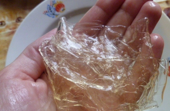 1. Этап. Печенье желейное: 10. Листовой желатин сначала замачиваю в холодной воде, а затем отжимаю. Клубничное пюре варю на слабом огне 3 минуты и смешиваю с желатином.