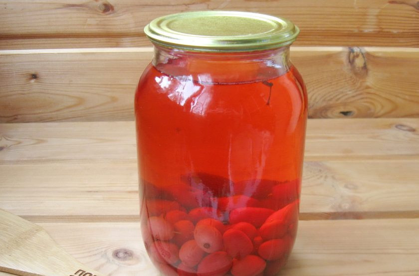 1. Этап. Кизиловый компот: Снова залейте в банку кипяток и закатайте банку крышкой.