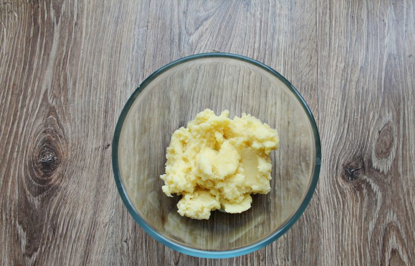 1. Этап. Форель под шубой в духовке: Картофель почистите и отварите. Слейте отвар и помните картошку.