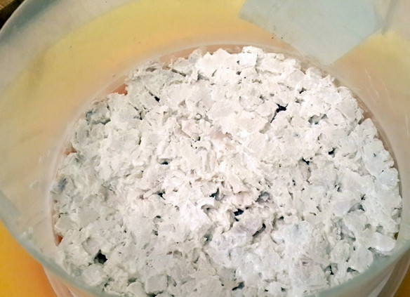 1. Этап. Салат с курицей, ананасами и грецкими орехами: Вам понадобится круглая форма без дна. Устанавливаем ее на тарелку и выкладываем в форму половину курицы с майонезом.