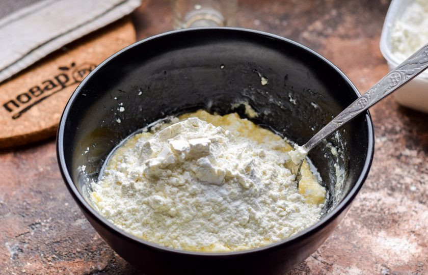 1. Этап. Творожное печенье с апельсином: Добавляйте частями пшеничную муку и разрыхлитель.