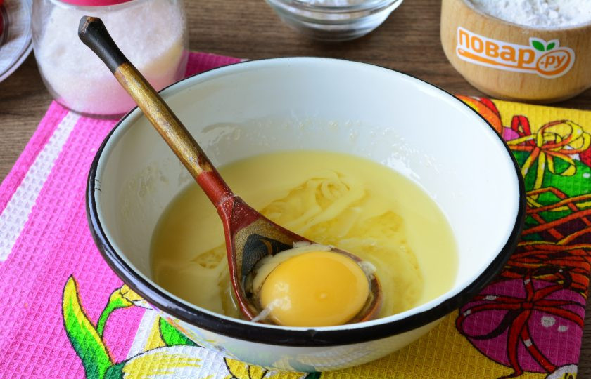 1. Этап. Кекс с черешней и бананом: Вбейте куриное яйцо и размешайте.