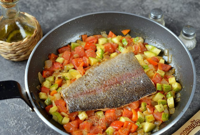 1. Этап. Форель в белом вине: Тушите форель с овощами в вине на тихом огне минут 5-7. Если любите вкус и аромат сушеного орегано, можете посыпать им готовое блюдо.