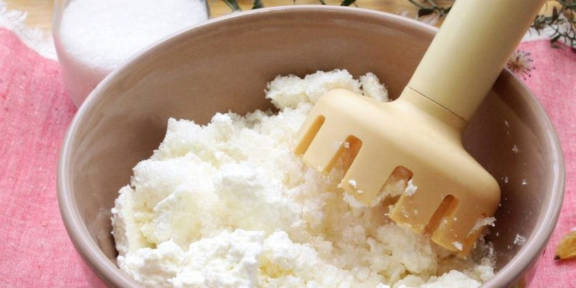 1. Этап. Вкусняшки из творога: Творог взбейте блендером до пышности.