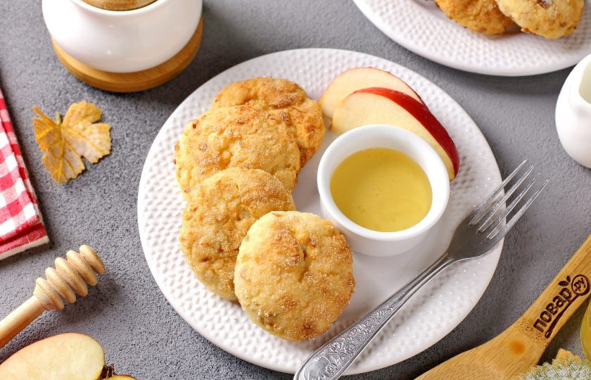 1. Этап. Сырники с яблоками в духовке: Сырники с яблоками в духовке готовы. Подавайте их с мёдом или любым вареньем. Приятного аппетита!