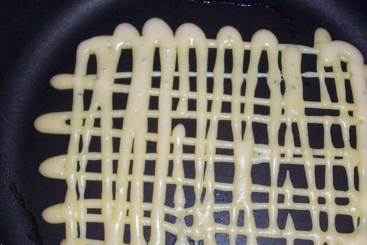 1. Этап. Ажурные блинчики: Разогреваем на сковороде немного масла… и начинаем творить! Вливаем тесто на сковороду узорами, выпекаем ажурные блинчики.