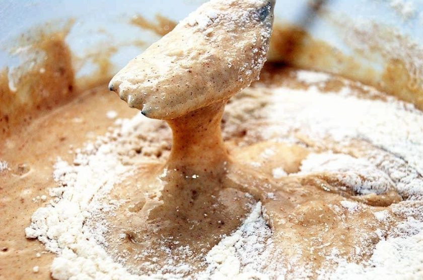 1. Этап. Банановые оладьи с изюмом: Консистенция теста должна получиться, как густой мед.