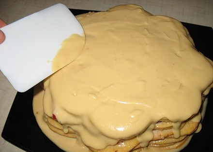 1. Этап. Торт Соты: Спустя это время одну часть агар-агара смешиваем с большей частью оставшегося крема. Нагреваем смесь на плите до растворения. Потом смазываем ей верх торта.