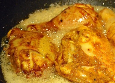 1. Этап. Као Мок Гай: Обжариваем до румяной корочки, а не до готовности.