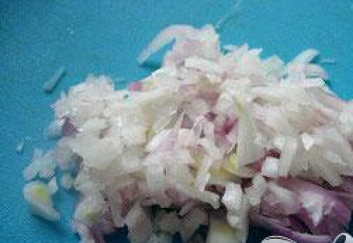 1. Этап. Рататуй с яйцом: Помидоры порезать кругляшочками. Лук- шалот мелко.