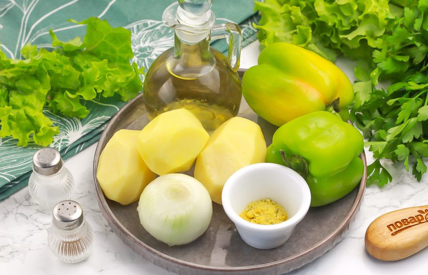 1. Этап. Перец в духовке запеченный с картофелем: Подготовьте указанные продукты. Очистите картофель и лук, промойте в воде. Перец очистите от семян внутри и тоже промойте.