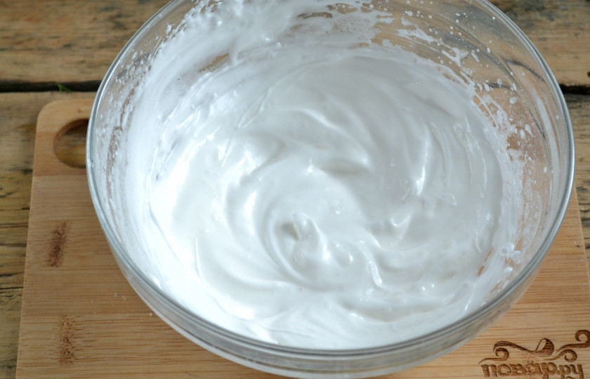 1. Этап. Белая глазурь для кулича: Степень нужной вам густоты контролируйте самостоятельно. Если любите, чтобы глазурь растекалась по шапке кулича, тогда достаточно будет 4-5 минут. Мне нравится более густая масса, похожая на взбитые сливки, поэтому я взбиваю около 10-12 минут.